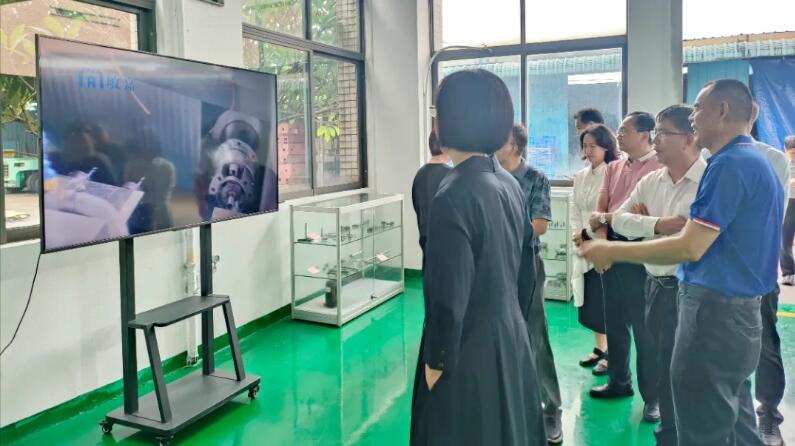 廣州敏嘉公司肖總向?qū)I(yè)小組介紹壓縮機曲軸生產(chǎn)線 廣州敏嘉公司肖總向?qū)I(yè)小組介紹壓縮機曲軸生產(chǎn)線