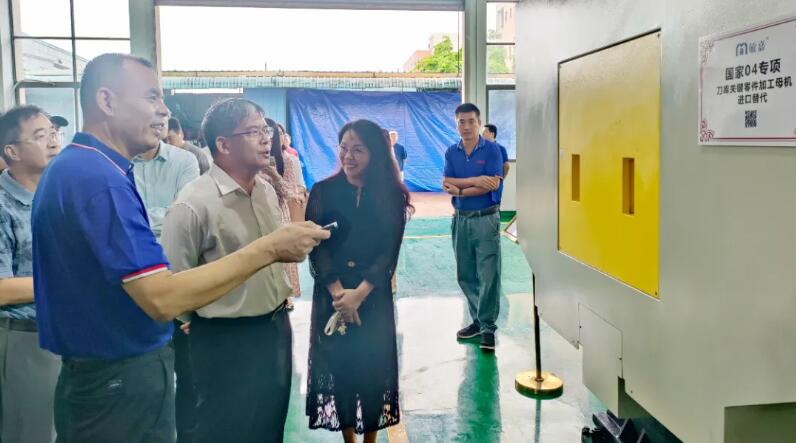 廣州敏嘉公司肖總向?qū)I(yè)小組介紹AXT405弧面凸輪五軸加工中心 廣州敏嘉公司肖總向?qū)I(yè)小組介紹AXT405弧面凸輪五軸加工中心
