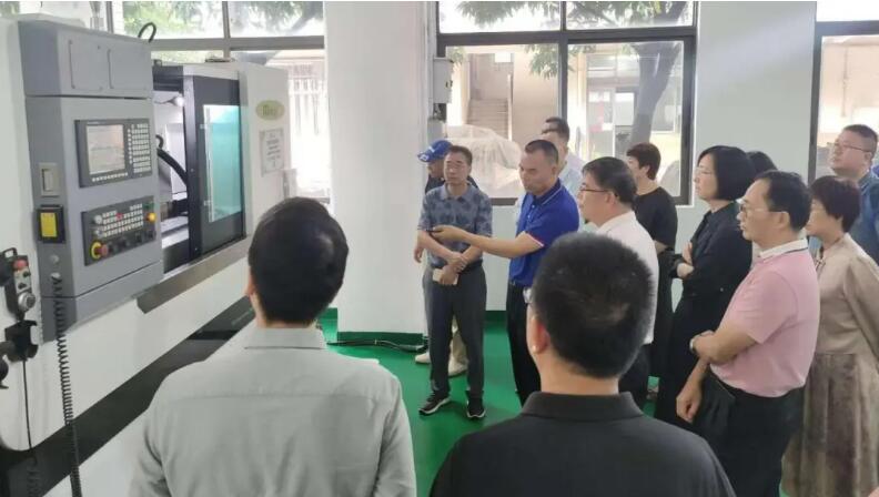 廣州敏嘉公司肖總向?qū)I(yè)小組介紹萬能磨WNM400精密復合磨床 廣州敏嘉公司肖總向?qū)I(yè)小組介紹萬能磨WNM400精密復合磨床