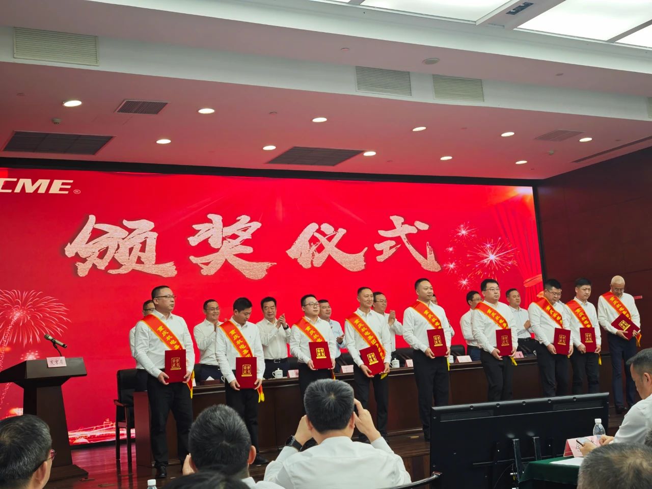 公司技術(shù)中心陳小金同志(左一)榮獲機(jī)電集團(tuán)“勞動(dòng)模范”稱號(hào) 公司技術(shù)中心陳小金同志(左一)榮獲機(jī)電集團(tuán)“勞動(dòng)模范”稱號(hào)