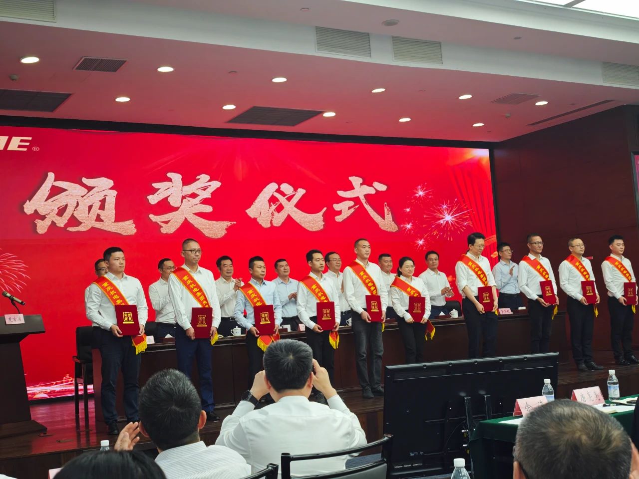 品質(zhì)部李巧同志(左三)榮獲機(jī)電集團(tuán)“先進(jìn)工作者”稱號(hào) 品質(zhì)部李巧同志(左三)榮獲機(jī)電集團(tuán)“先進(jìn)工作者”稱號(hào)