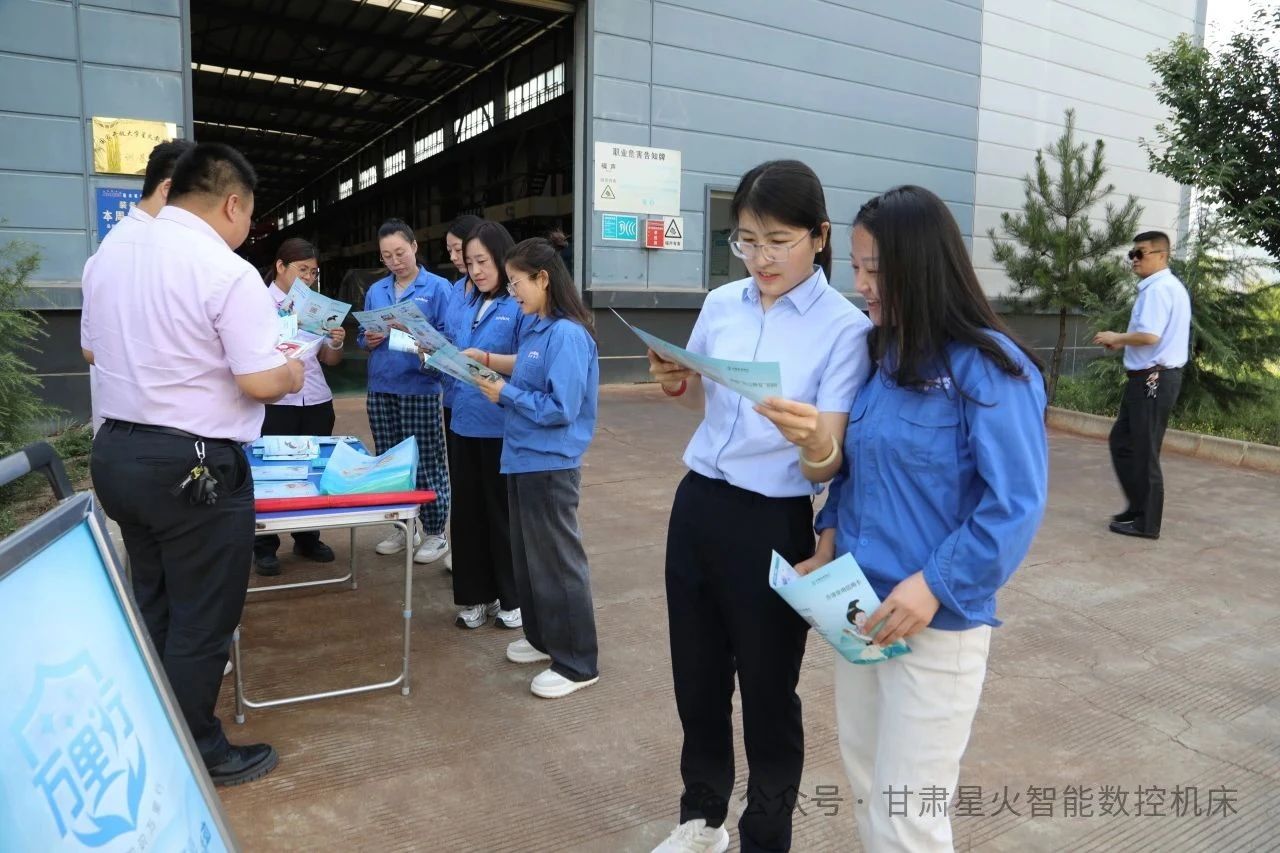 星火數(shù)控與農行麥積支行開展銀企黨建共建活動 星火數(shù)控與農行麥積支行開展銀企黨建共建活動